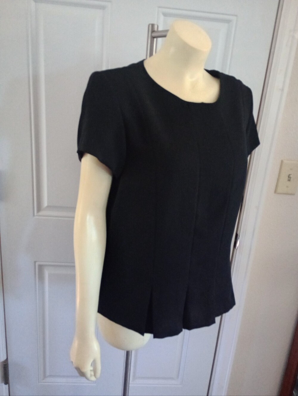 Ultra Dress New York BLK Short Sleeve Front Hem Pleated Back Closure Buttons 16